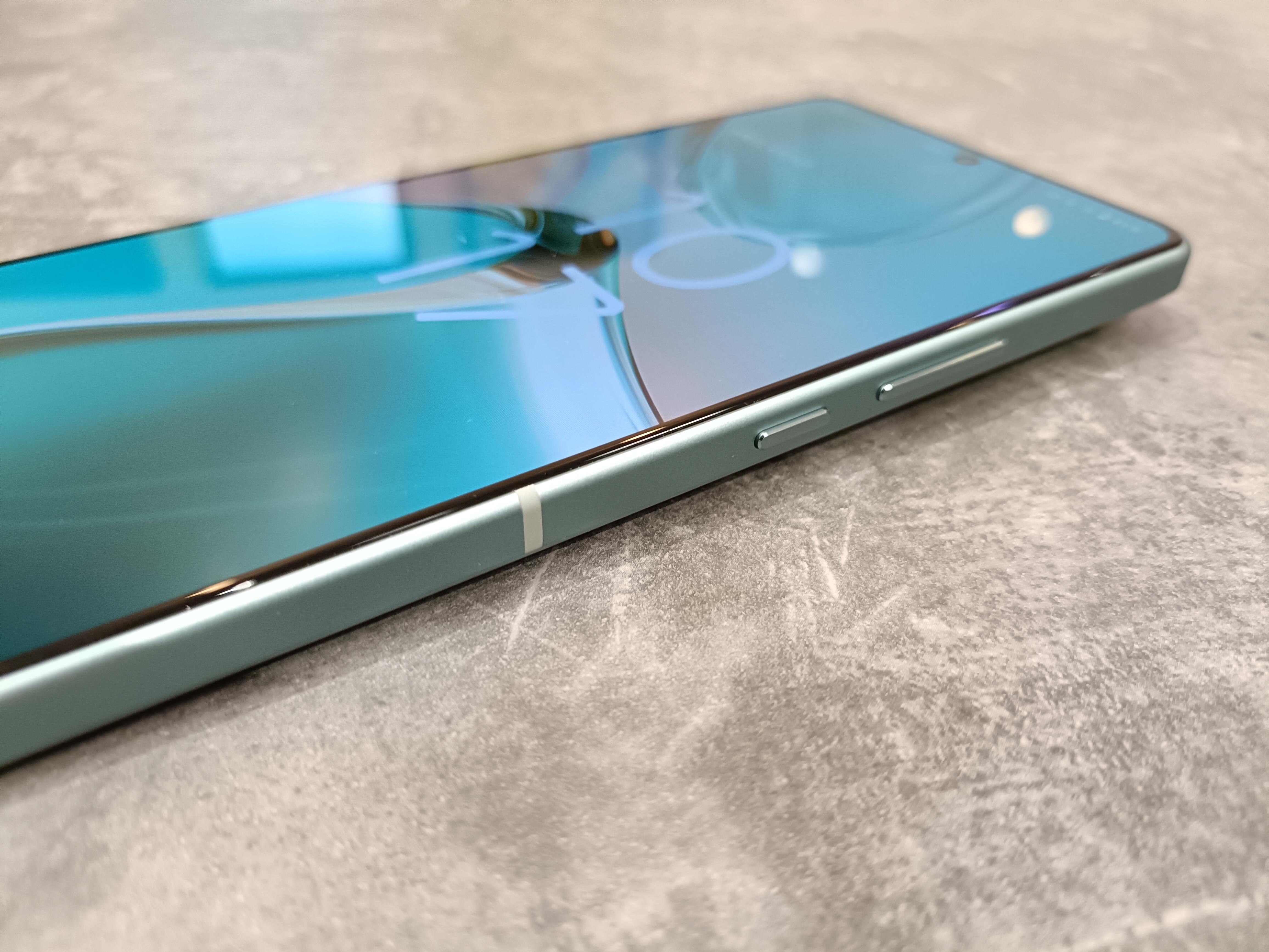 Zenfone 12 Ultra電源ボタン.jpg