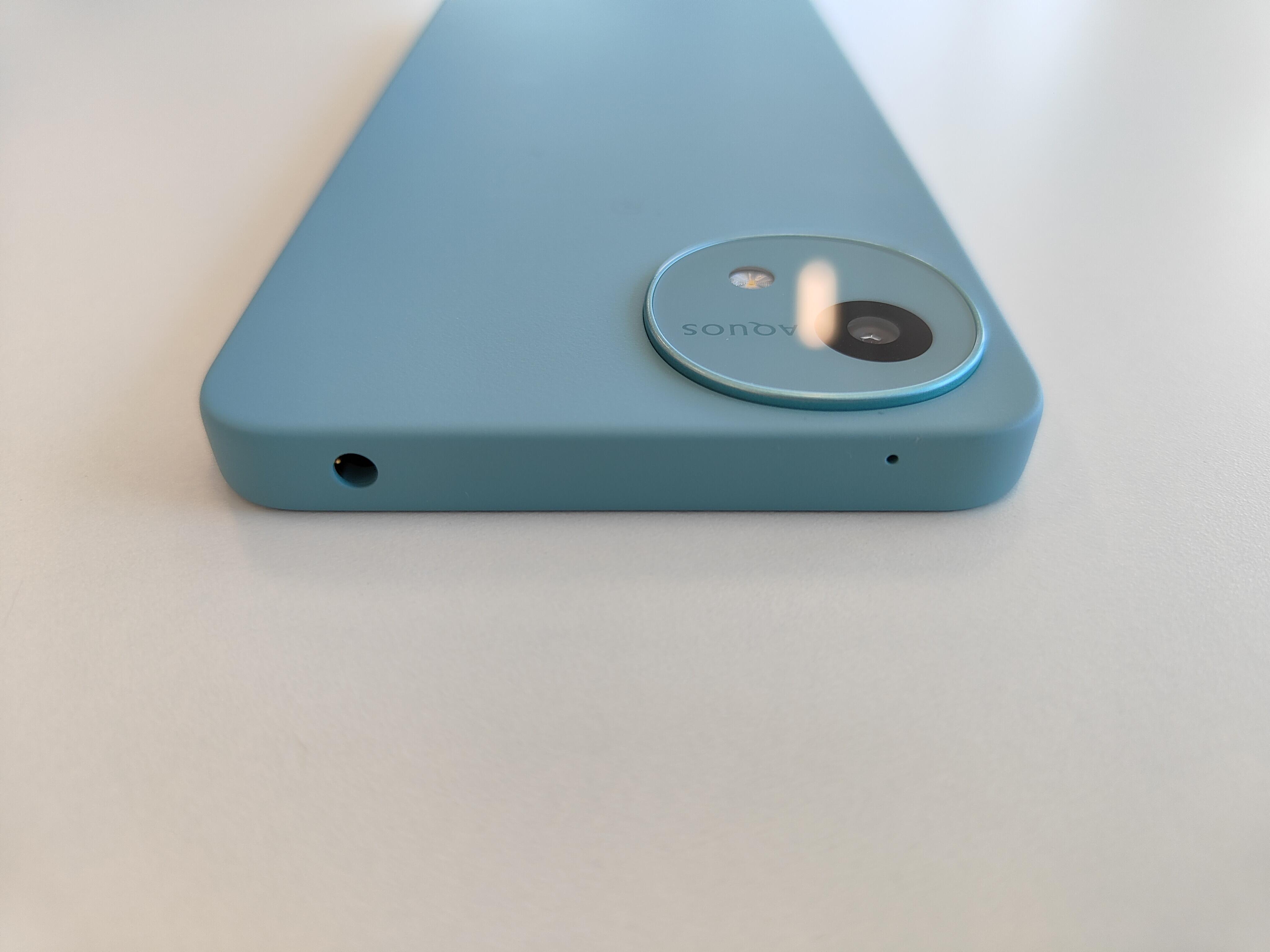 AQUOS wish5イヤホンジャック.jpg