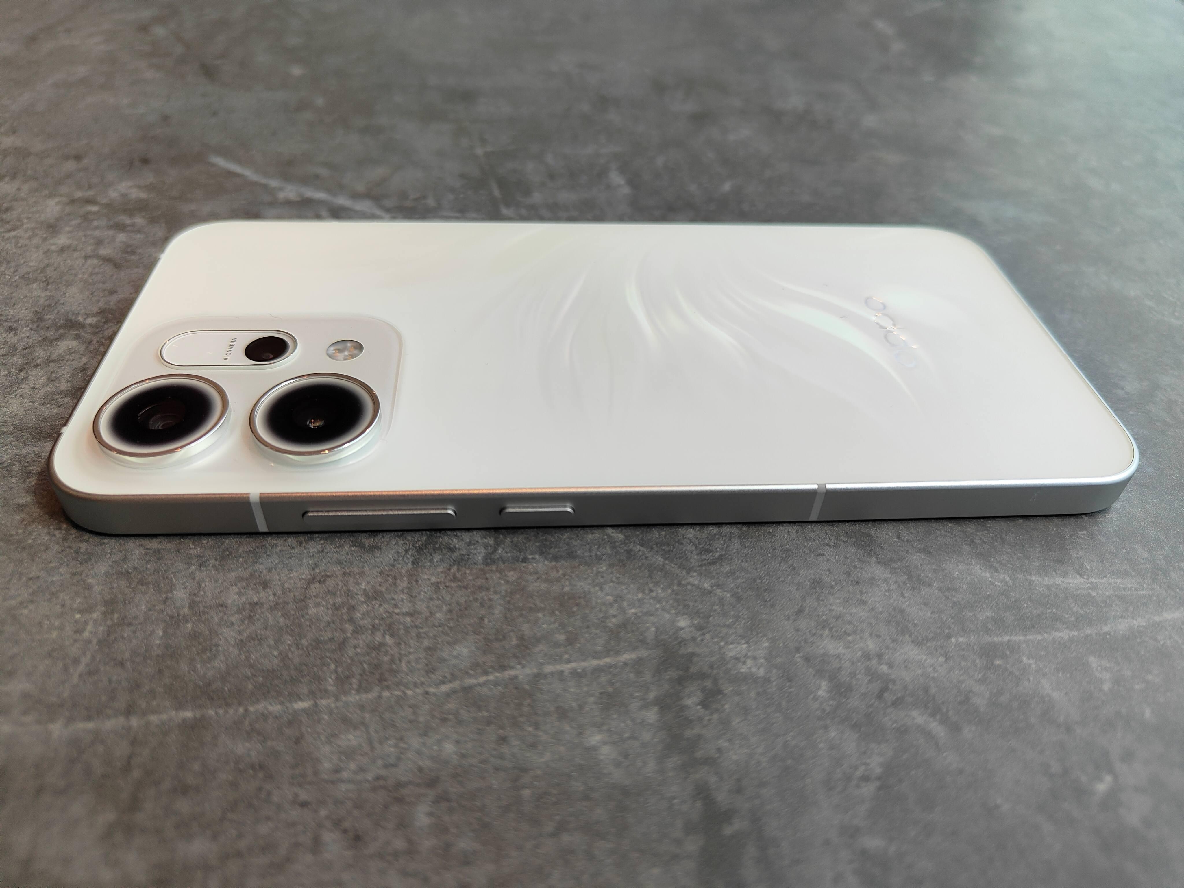 OPPO Reno14 5G電源ボタン.jpg