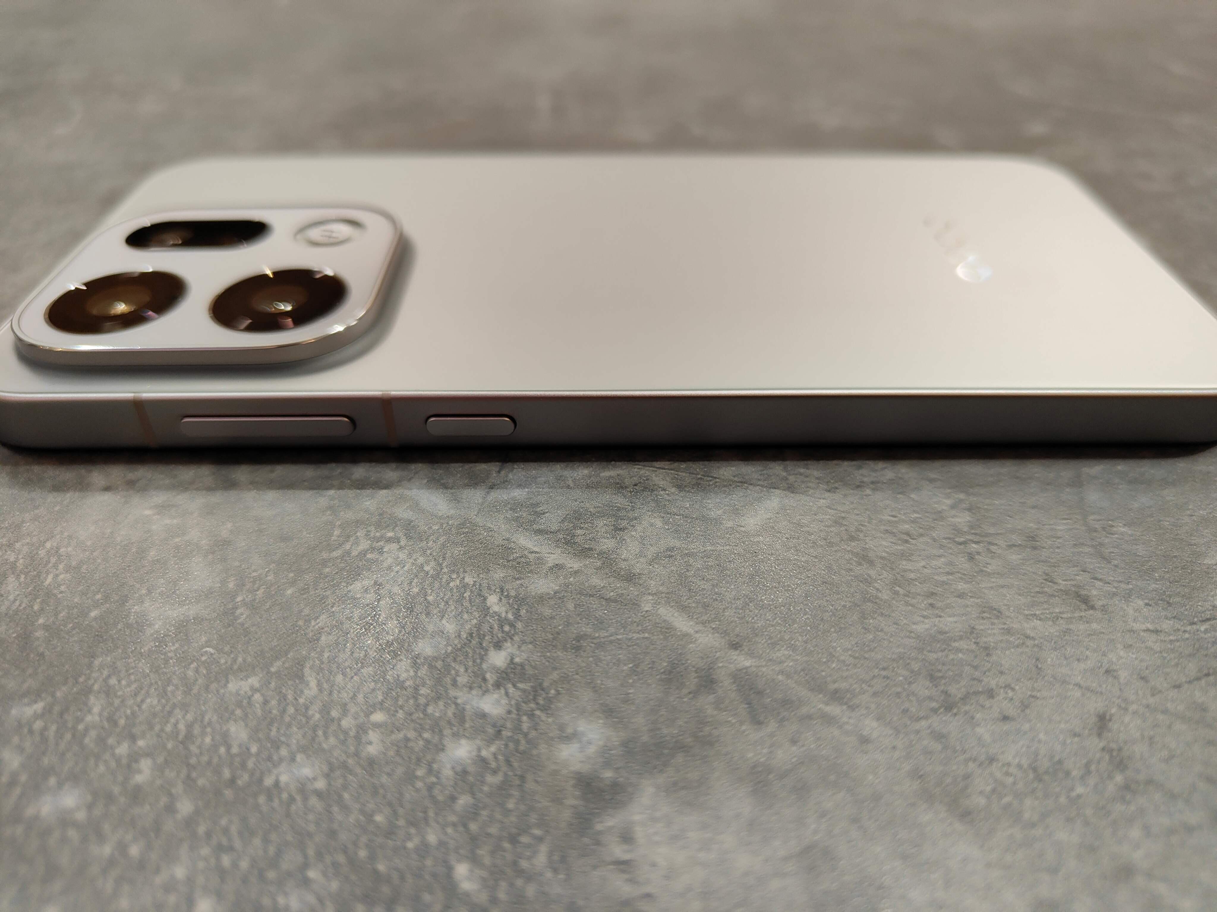 OPPO Find X9電源ボタン