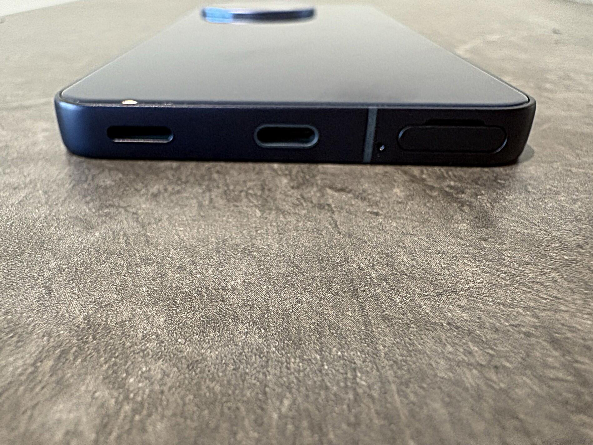 AQUOS R11充電口