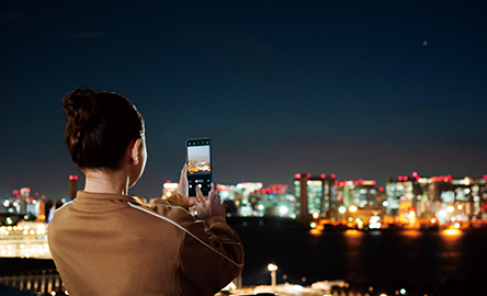 夜景も人も。シーンを選ばない、かんたんキレイなカメラ