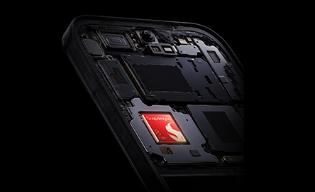 フラッグシップの処理性能と観るも鮮やかなHyperRGBディスプレイ